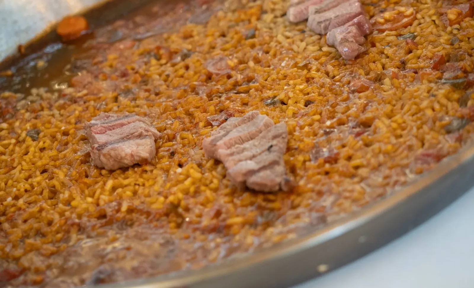 Arroz meloso de atún rojo en la paella