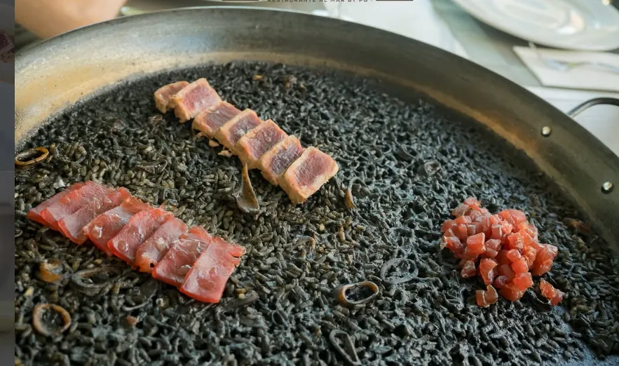 Arroz negro con atún en tres texturas
