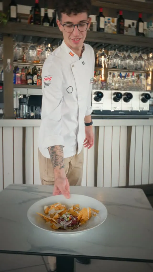 Cocinero de Inesperado emplatando