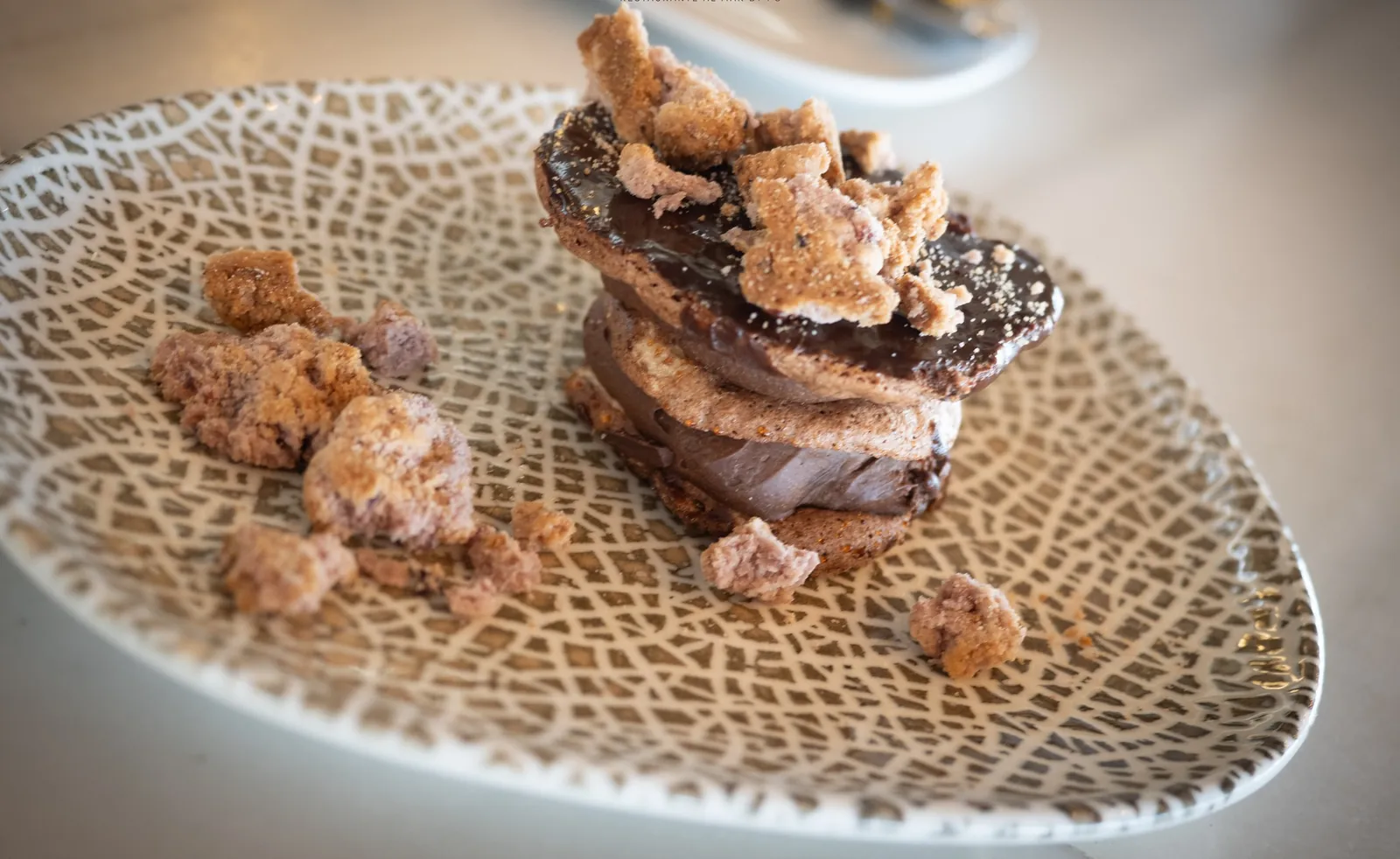 Postre de chocolate cremoso y crujiente
