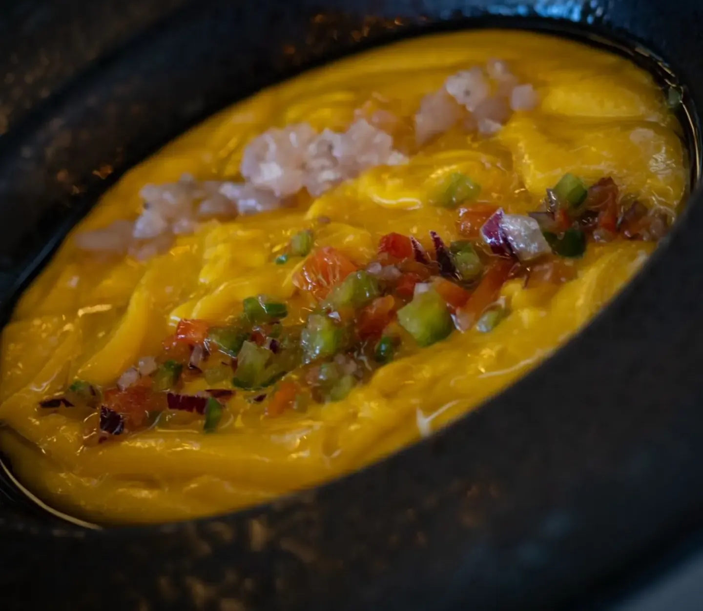Crema fría con picadillo y gamba