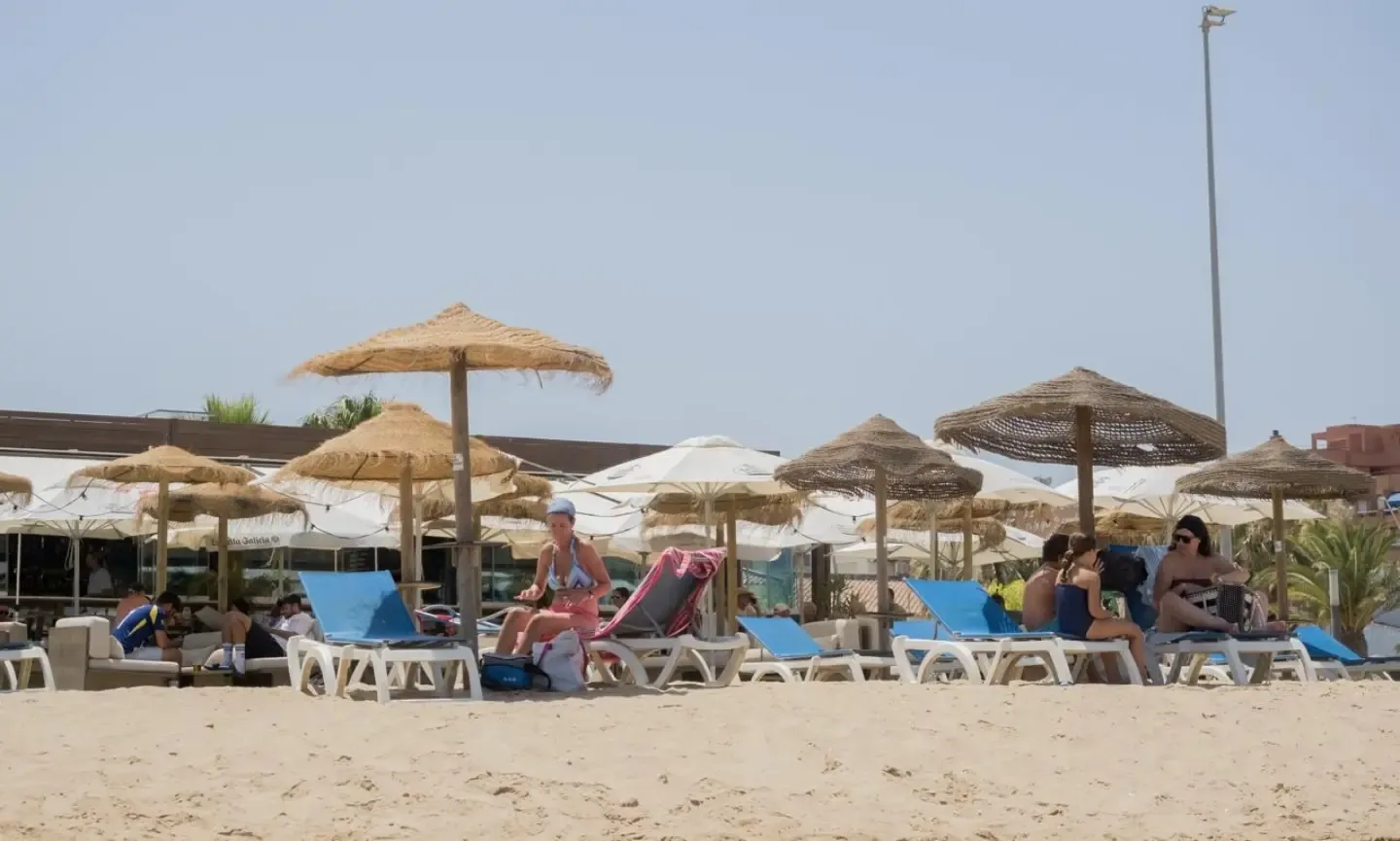 Hamacas y sombrillas en la playa