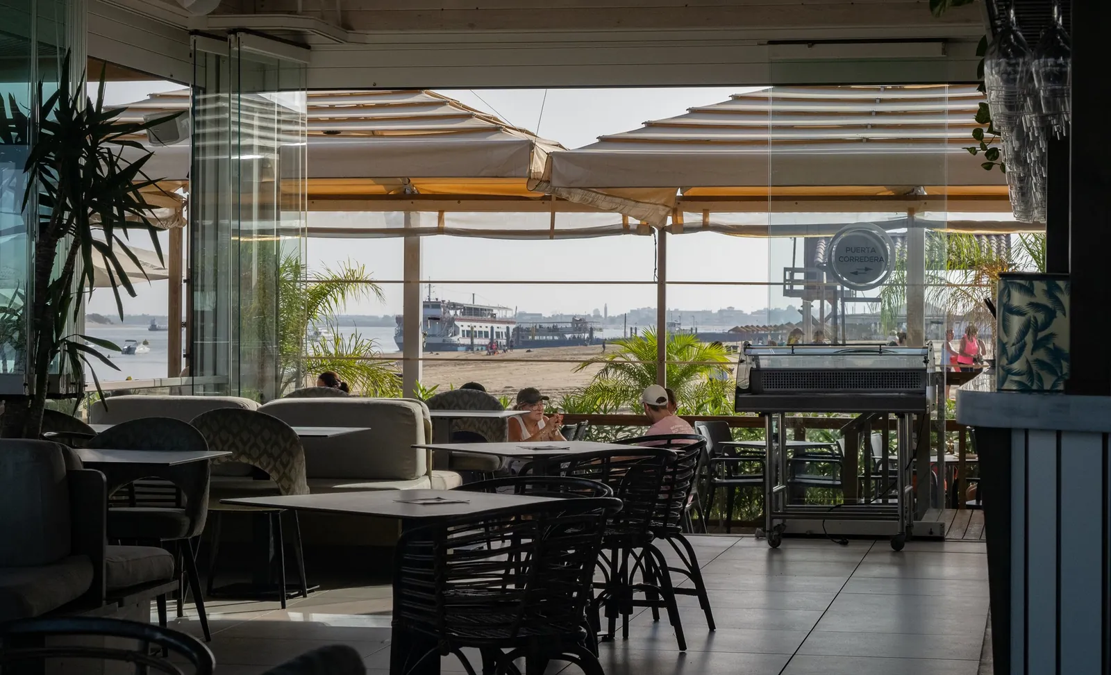 Salón acristalado con el mar al fondo