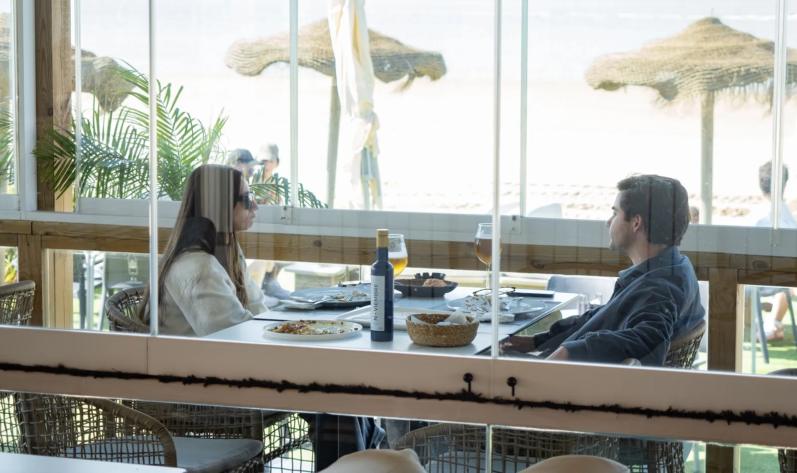 Mesa de la terraza con el mar al fondo